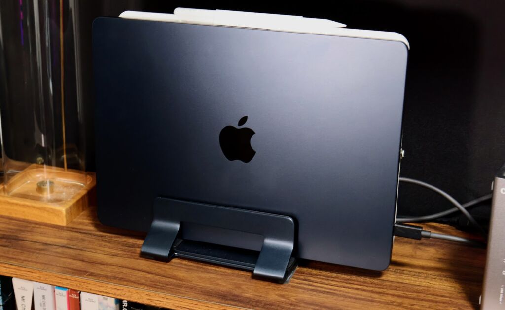 MacBook Airの背面にiPad Pro 12.9インチを収納